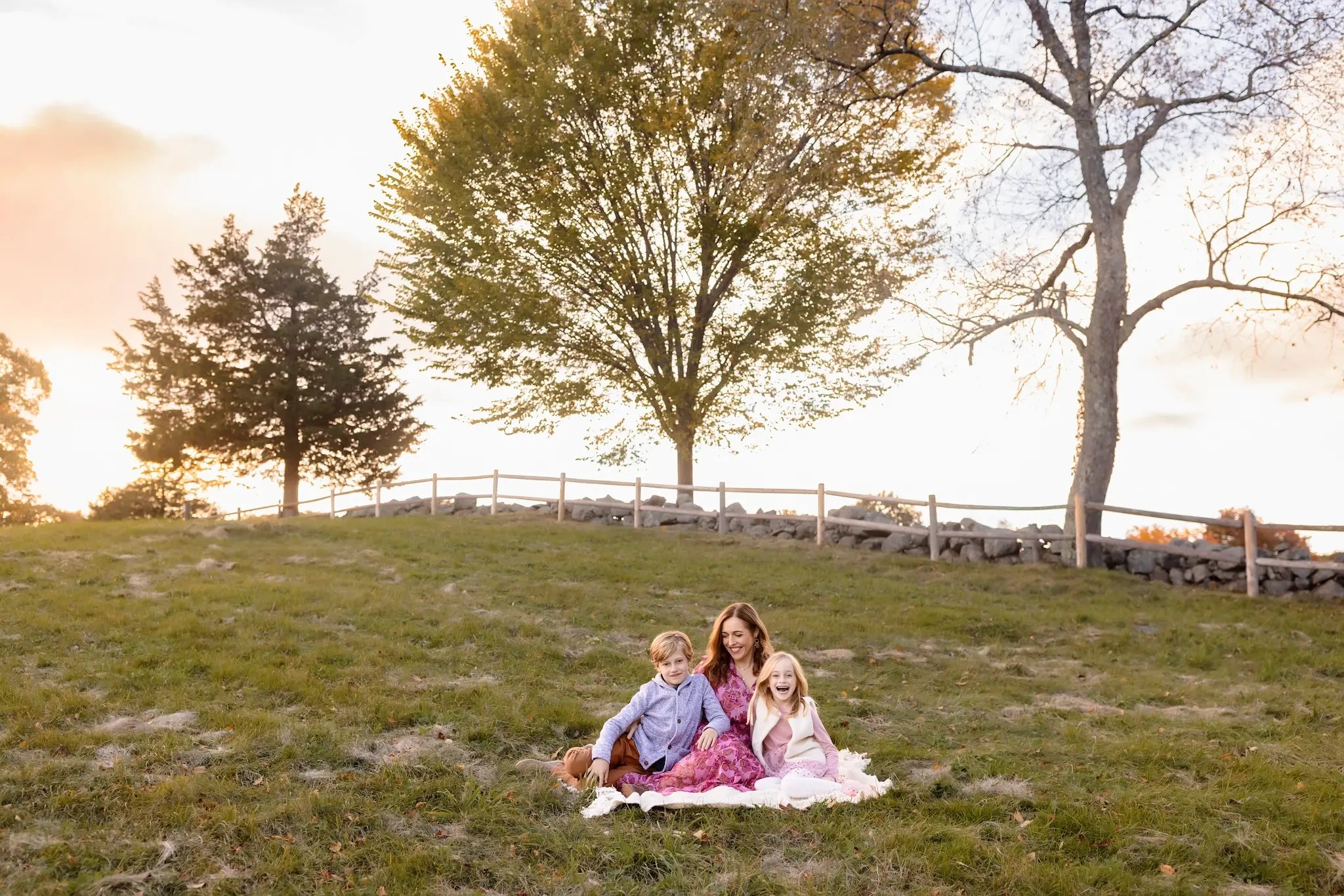 outdoors-portrait-mother-children-blanket
