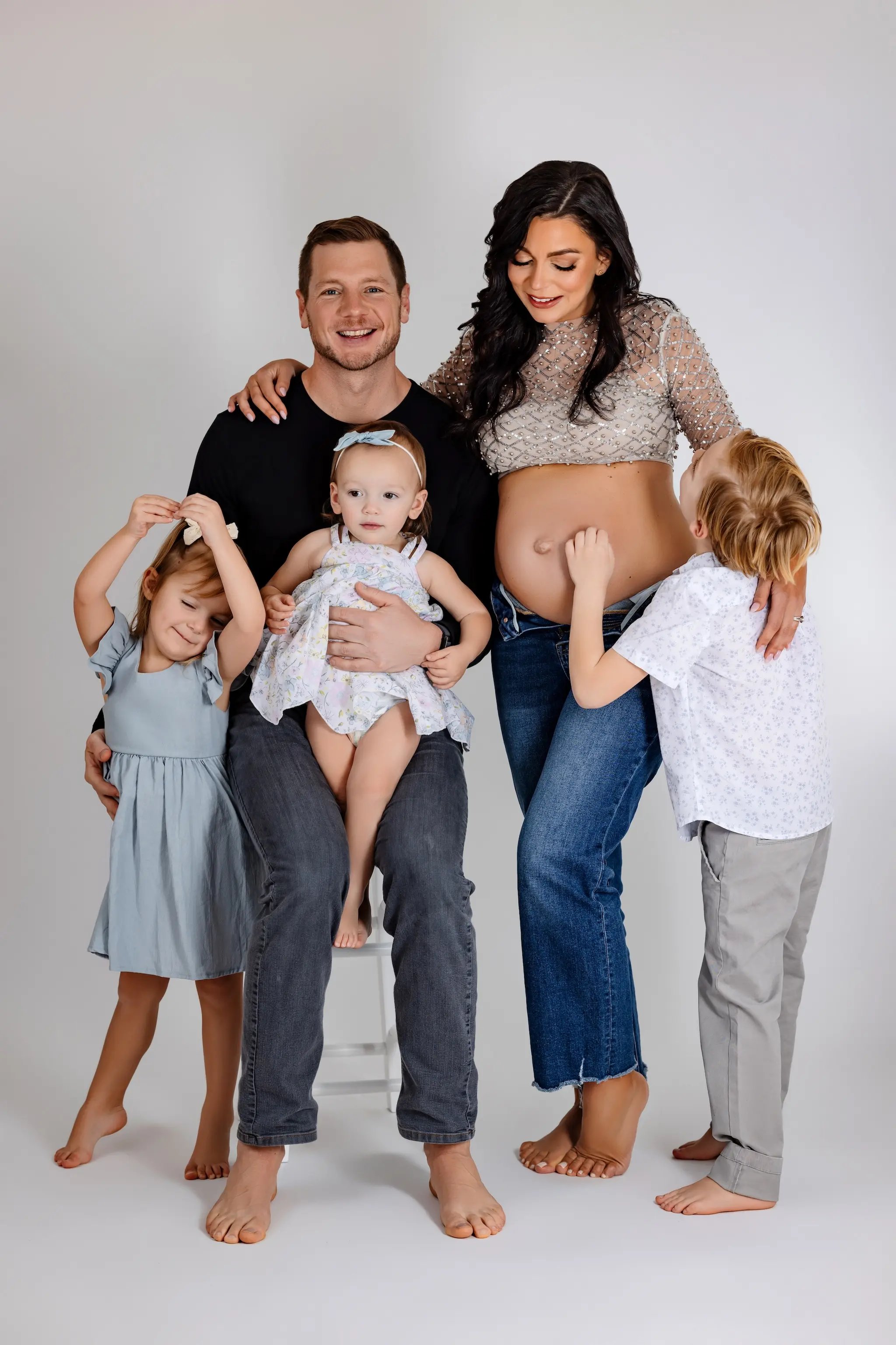 studio-family-portrait-pregnant-joyful